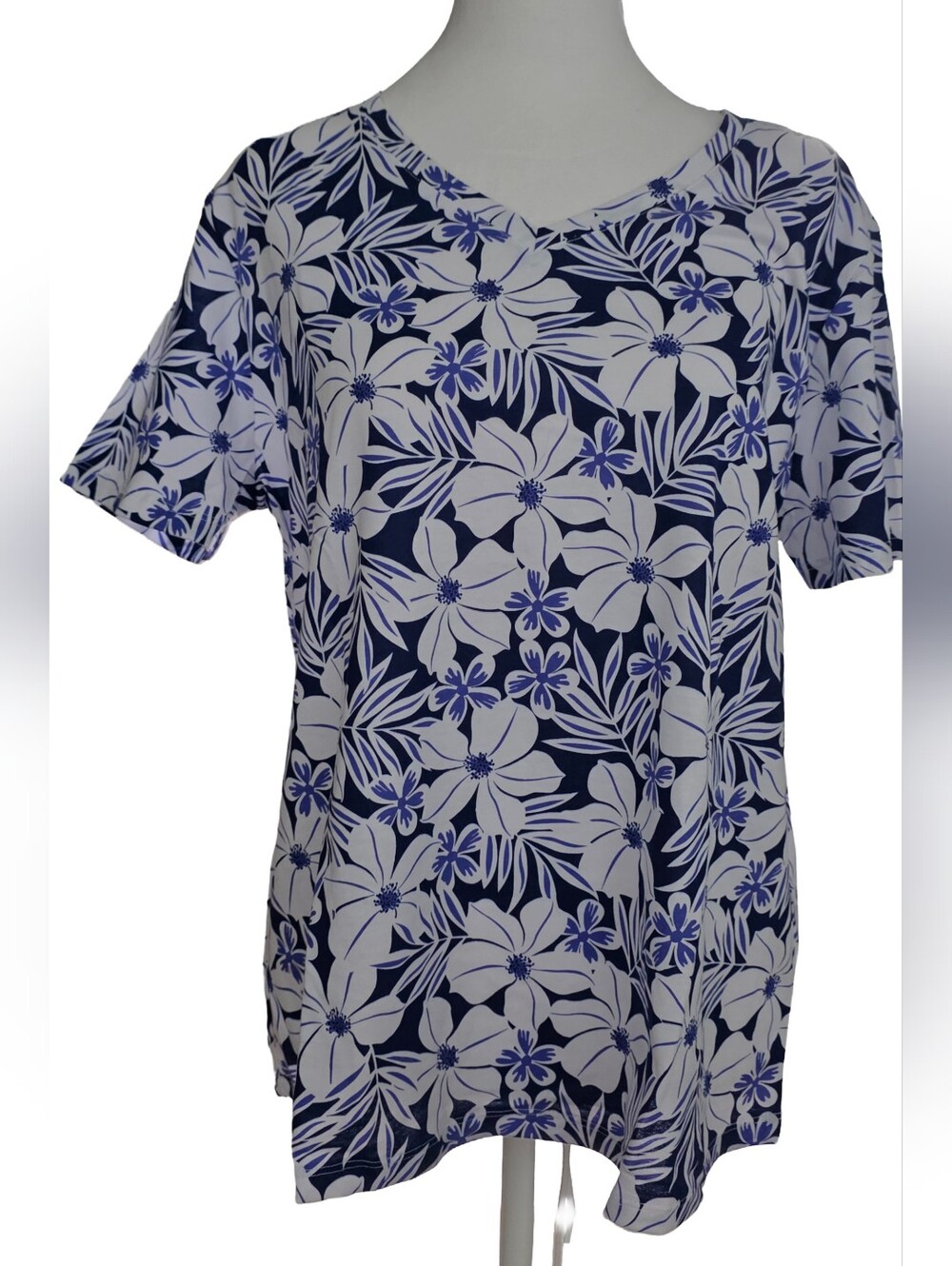 Ffresh Produce Navy & White Floral V‑Neck Short Sleeve Top